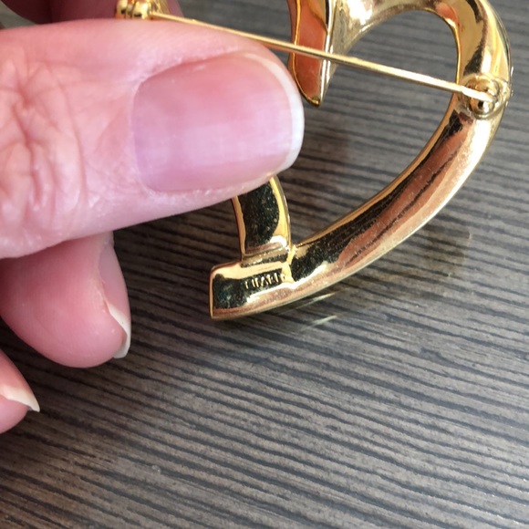 Vintage TRIFARI Goldtone Metal Heart Pin - Picture 7 of 13